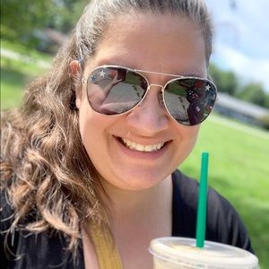 Meet your Posher, Claudia